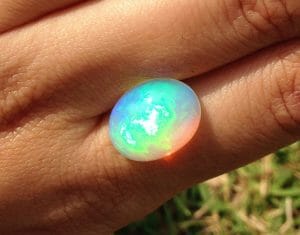 How to buy an opal - 5 carat white opal with strong flash 'play-of-color'